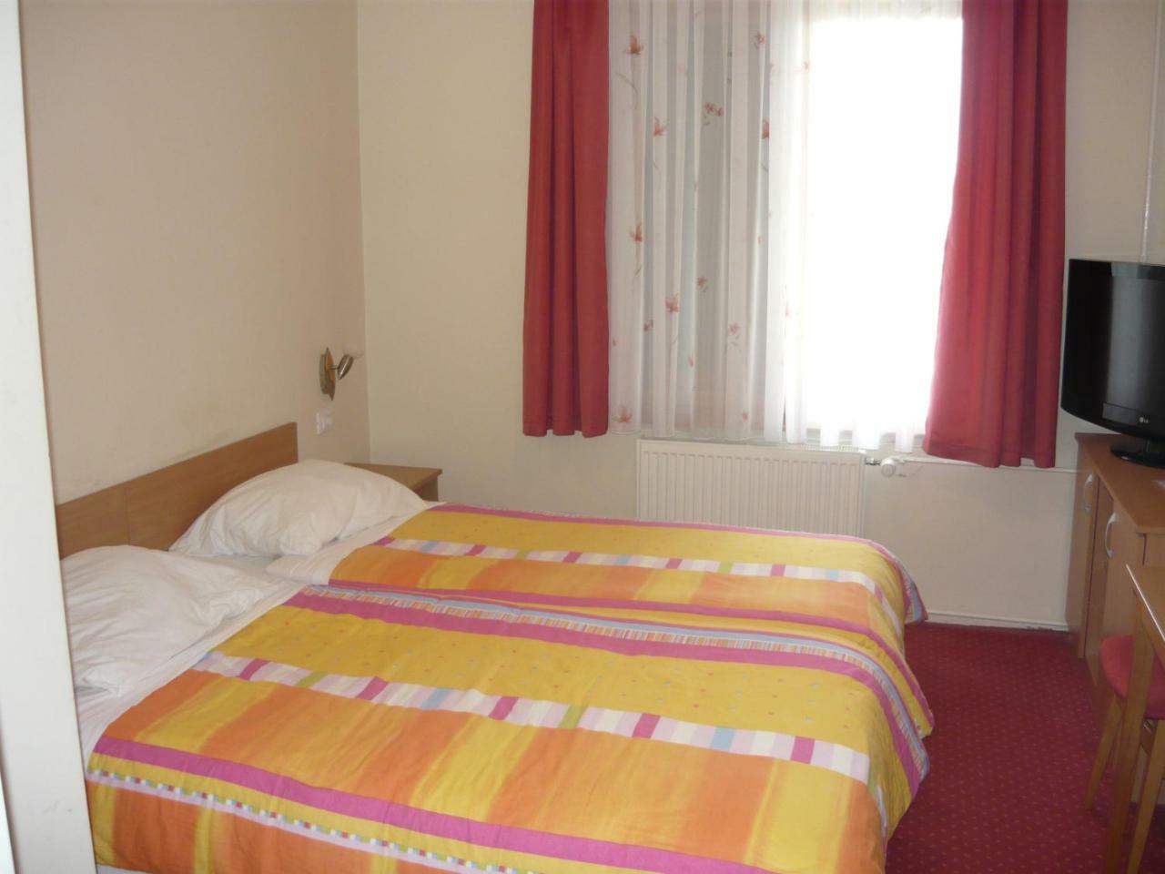 Polzevo Hotel Visnja Gora Ngoại thất bức ảnh